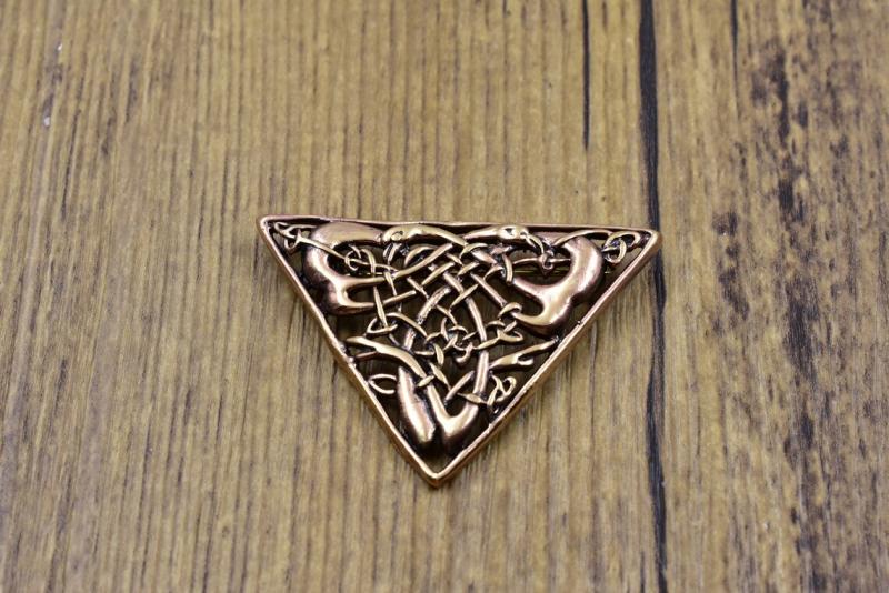 Keltische Triangel Brosche mit Schwanenmotiv aus Bronze auf Holz
